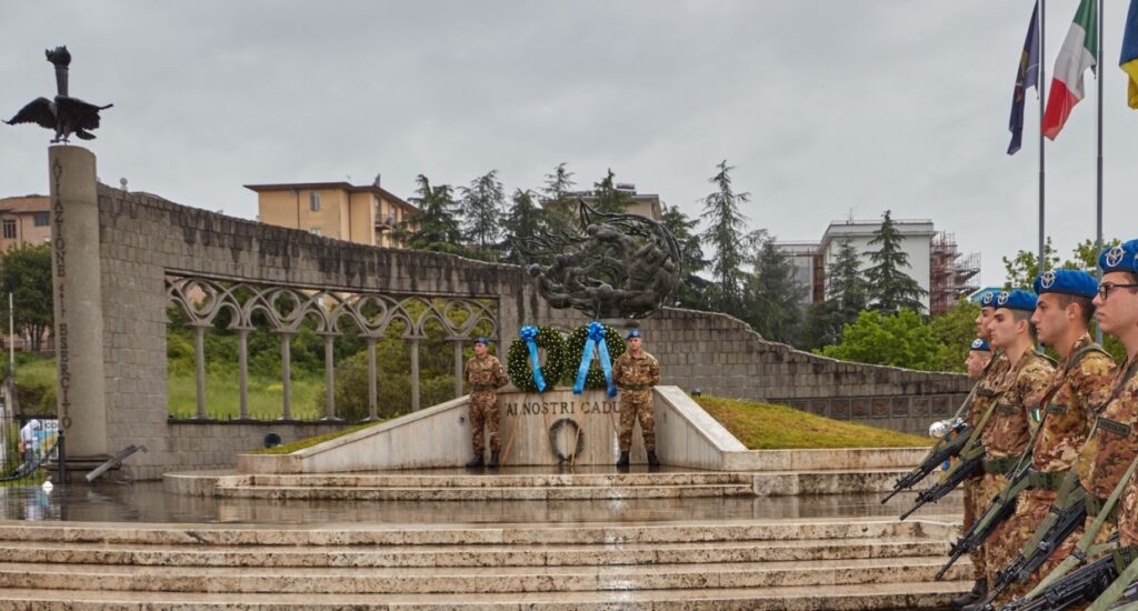 Il Picchetto d'onore ai Caduti presso il monumento nella città di Viterbo