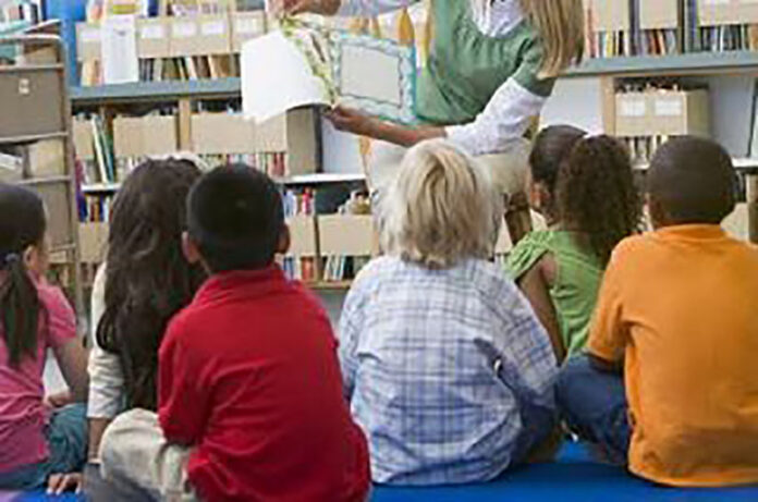 bambini che leggono bambini che leggono