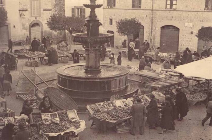 mercato di piazza del Gesù