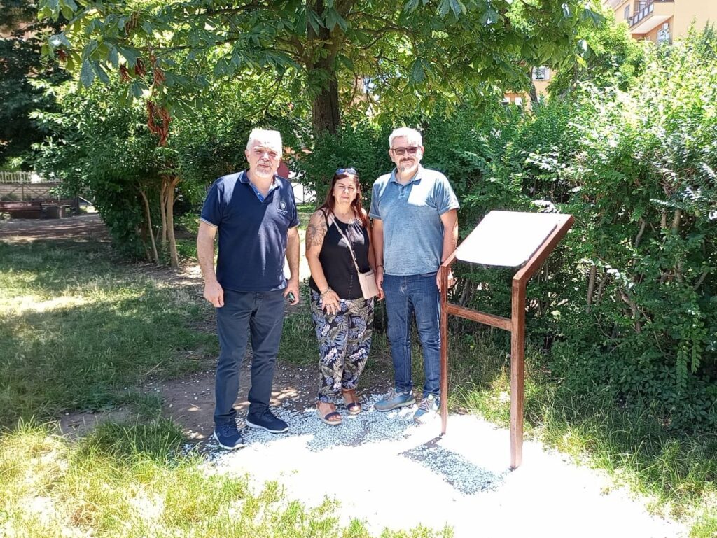 olmi, mula e ciotti davanti alla targa di viterbo