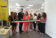 Poste Italiane, a Montefiascone inaugurato l’ufficio “Polis” con a disposizione i servizi Inps taglio del nastro da sinistra Silvia Moscetti, Giuseppe Iannaccone, Giulia de Santis, Vittoria Romeo, Ombretta Taedani, Cristina D'Amario