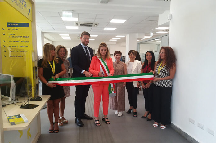 taglio del nastro da sinistra Silvia Moscetti, Giuseppe Iannaccone, Giulia de Santis, Vittoria Romeo, Ombretta Taedani, Cristina D'Amario