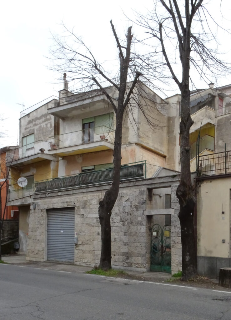 villa maria fronte strada