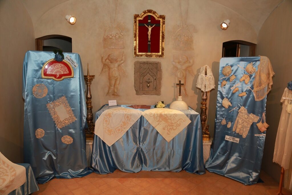 Lavori delle insegnanti e delle allieve dell'associazione Bolsena ricama