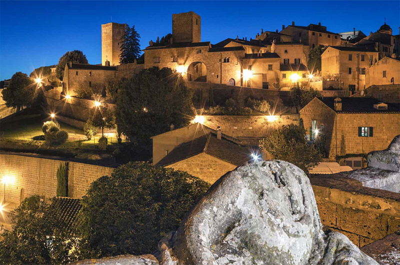 Tuscania di notte