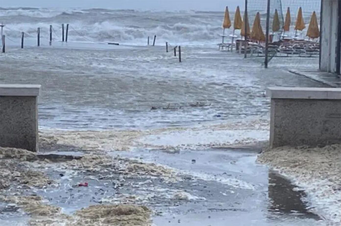 mareggiata a Tarquinia Lido