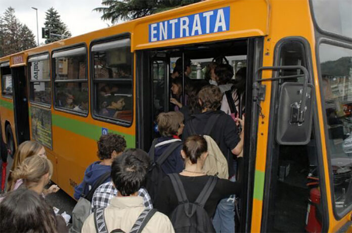 a scuola con mezzi pubblici