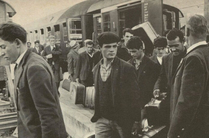 Emigrati italiani in germani anni 60 stazione di Wolfsburg Germania