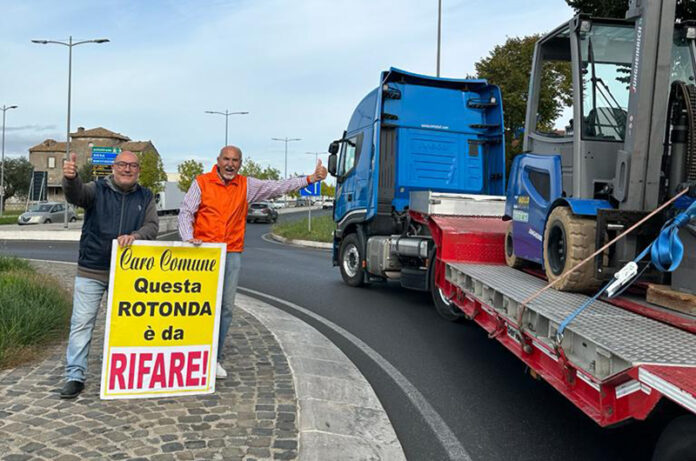 Giovanni Faperdue e Alessandro Rosignoli alla rotonda