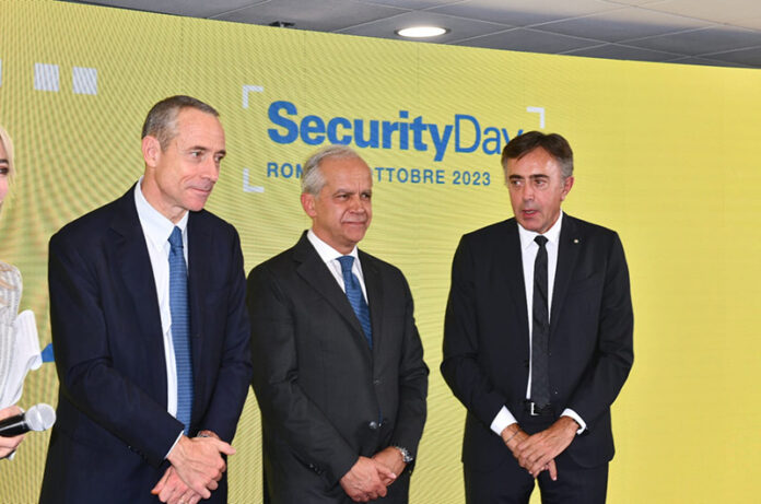 Poste Italiane - SecurityDay - Da sx - L'AD Matteo Del Fante, il Ministro Piantedosi, il Condirettore Generale Giuseppe Lasco_2 Poste Italiane - SecurityDay