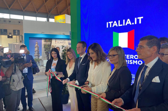 foto taglio nastro stand italia 2023 ttg 2