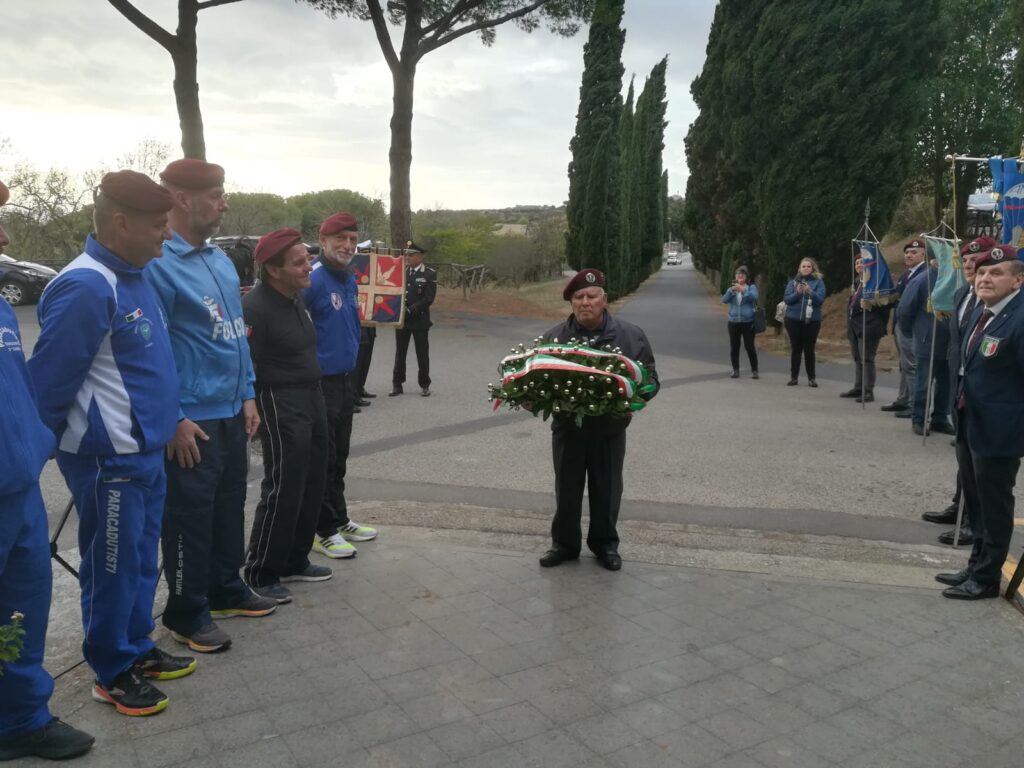 truppi depone l'omaggio floreale