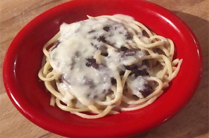 Spaghetti con crema di radicchio e fonduta di parmigiano