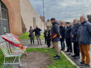 mazzo fiori su panchina sassoli