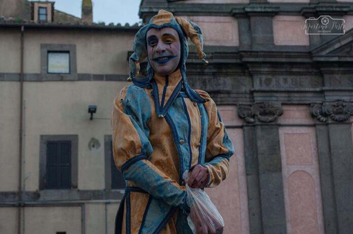 Frisigello-il-giullare-simbolo-del-carnevale-viterbese-@martina-pasti-photography-racconto-
