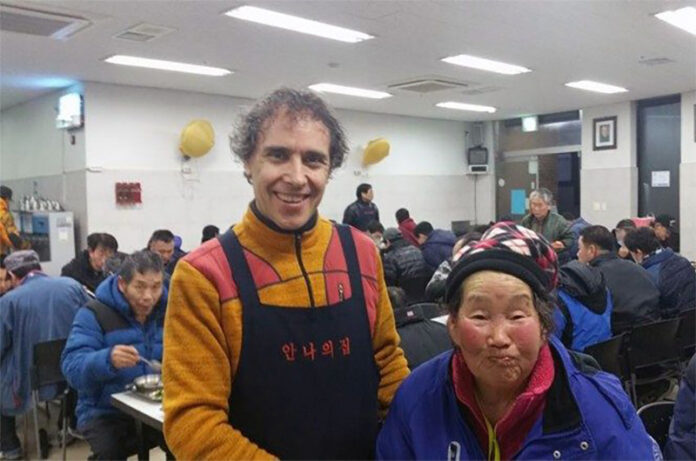 Vincenao Bordo alla mensa della Casa di Anna a Seul