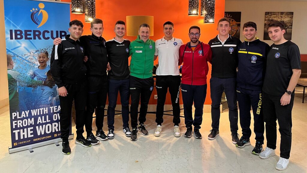 gli arbitri selezionati, al centro con la maglietta bianca, di ruccio