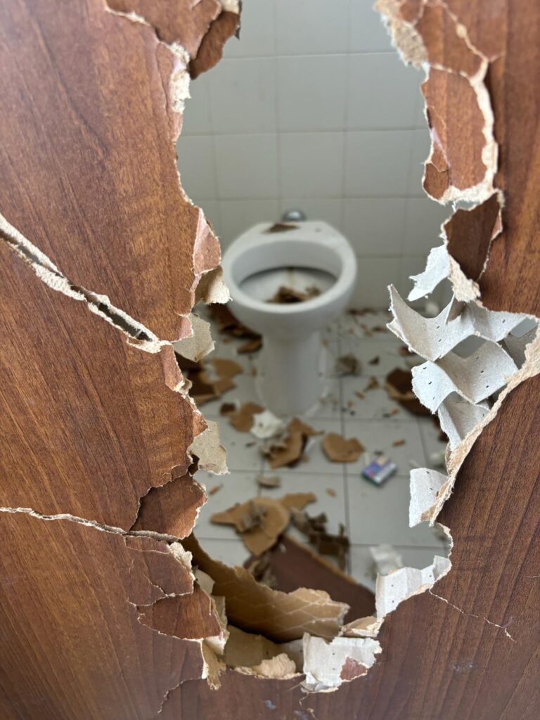 Vandalismo bagni Colasanti 1