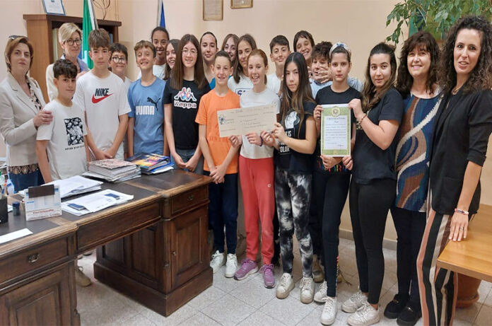 Gli studenti della 2B con le insegnanti e la dirigente scolastica