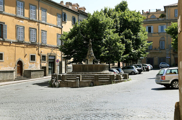 Viterbo piazza san_faustino,.jpg Una città per bambini e per bambine