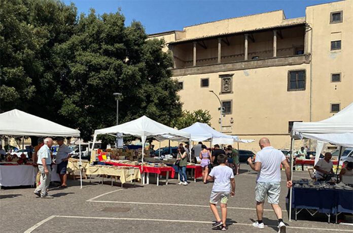 Mercatino piazza della Rocca-cover