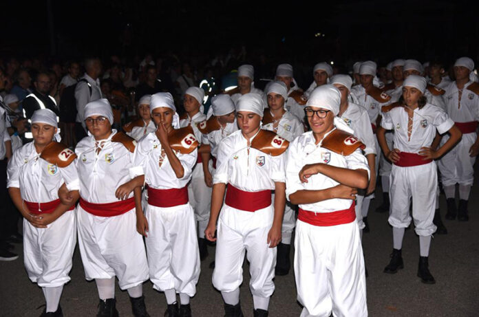 MINI MACCHINA QUARTIERE PILASTRO FOTO DI MASSIMO LUZIATELLI