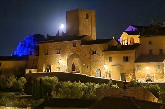 Tuscania di notte con la luna Tuscania di notte con la luna