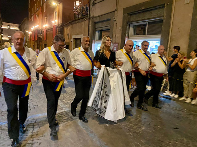 Facchini con Madrina del Trasporto