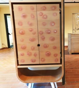 Uno dei mobili della serie con_tatto