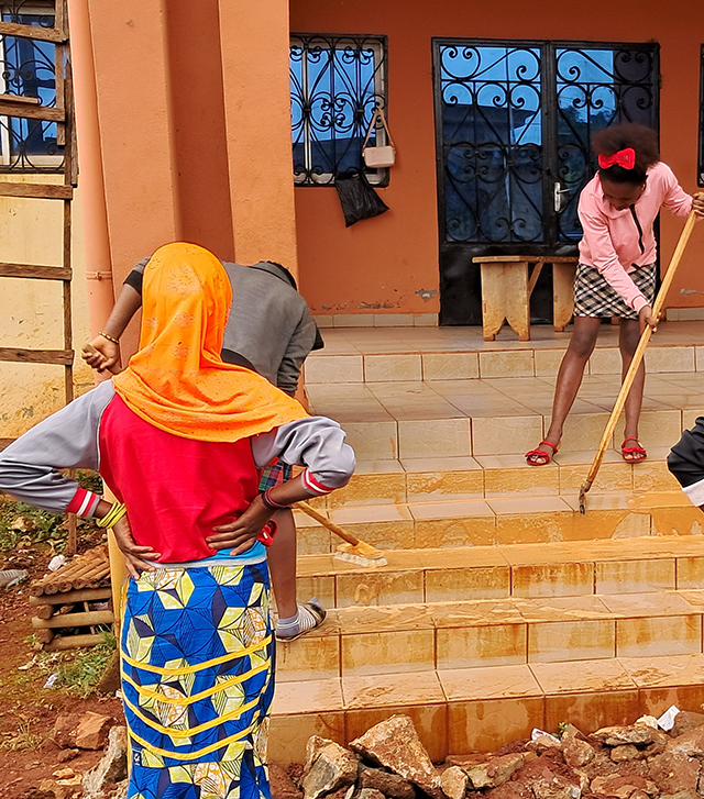 ragazzi che puliscono il municipio dopo il Corso