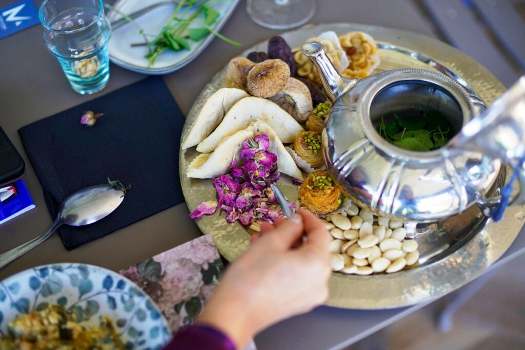 monia achilli regina del tè dentro