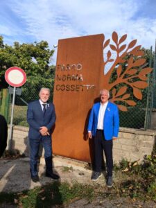 olmi e federici davanti all'ingresso del parco dedicato a Norma Cossetto (FILEminimizer)