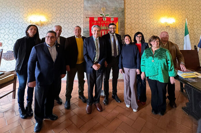 Ambasciatori in visita al palazzo comunale con il sindaco Andrea Di Sorte