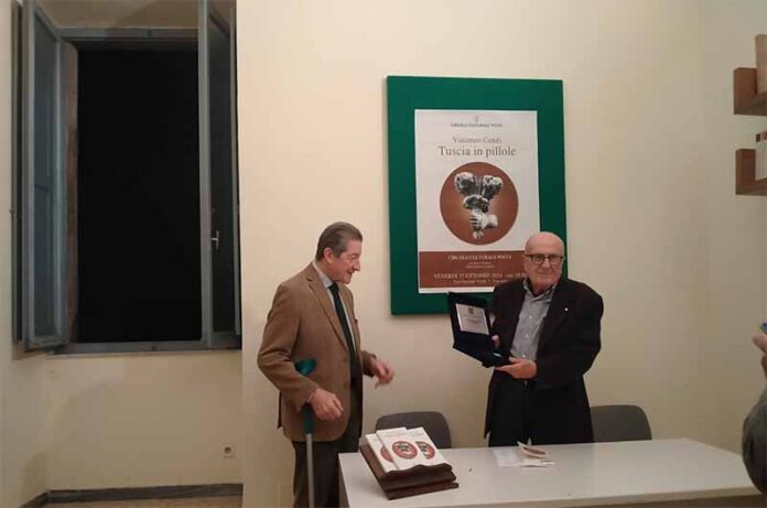 Cesare Pocci consegna a Vincenzo Ceniti la targa del Circolo culturale “E. Pocci! Cesare Pocci consegna a Vincenzo Ceniti la targa del Circolo culturale “E. Pocci!