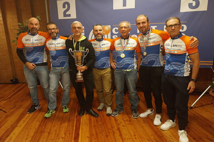 Mtbsan 14112024 Il vice presidente Fabio Pisanelli con i campioni regionali del team (1) copia