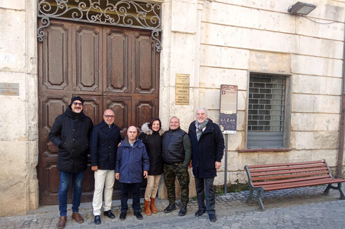 da sinistra federici, riglietti, sacripanti, rossi, pascucci e olmi davanti al palazzo dell'agraria