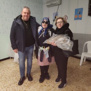 virgili, befana e una mamma con il premio estratto