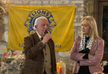 Lions Club di Tarquinia, donazione all’associazione “Il Ponte” di Civitavecchia con la polentata solidale La presidente del Lions Club di Tarquinia Roberta Ranucci e l'avv Piero Messina