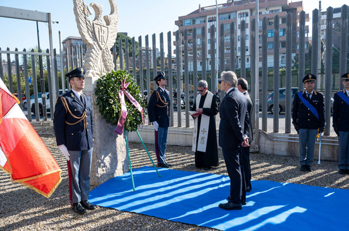 Questura di Viterbo deposizione corona sede per anniversario