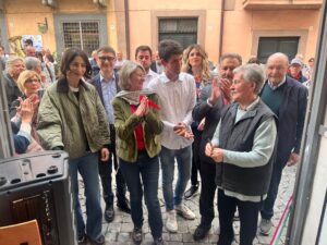 Foto inaugurazione - Taglio del nastro con Franca Ciccioli Baroni