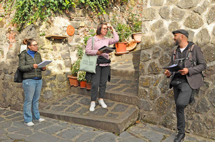 I-narratori-di-comunità-a-Latera-nel-corso-delle-prove-della-passeggiata