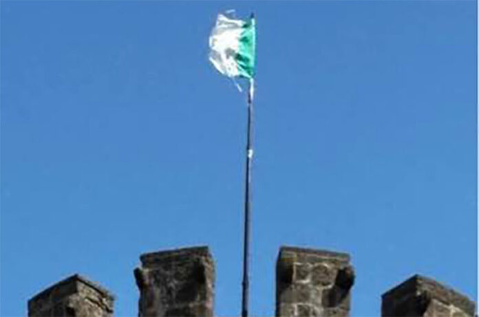 bicolore sulla torre di Bagnaia