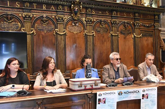 Nomadica_tavoloconferenza a palazzo Priori