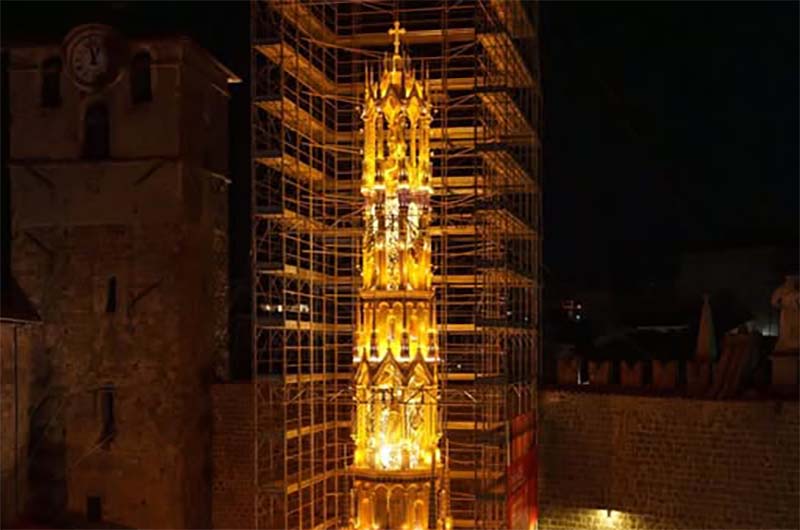 Passeggiata lungo il trasporto della macchina di Santa Rosa