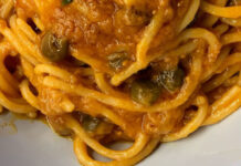 Gli spaghetti piccanti alle erbe di Leda arricchiti con olive e capperi Spaghetti piccanti alle erbe con olive e capperi