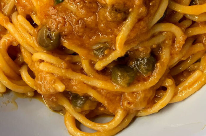 Spaghetti piccanti alle erbe con olive e capperi