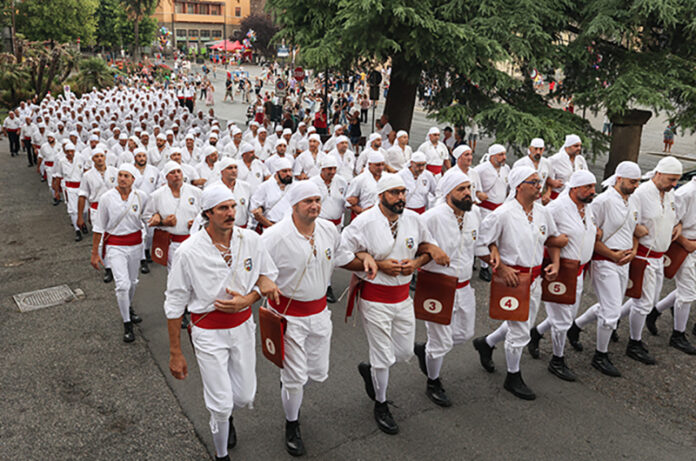 Trasporto2024-facchini-in fila e a braccetto Trasporto2024-facchini-in fila e a braccetto