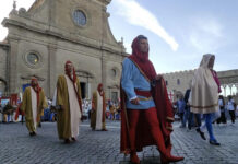 Il Corteo Storico sfila per le vie della città.L’elenco dei figuranti e dei Boccioli di Santa Rosa