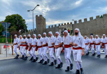 La formazione dei facchini che effettuerà il Trasporto della Macchina di  Santa Rosa 2025