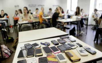 Suona la campanella si ritorna a scuola. Bocciatura con 5 in condotta, divieto assoluto di cellulari in classe divieto dei cellulari a scuola anno scolastico 2025